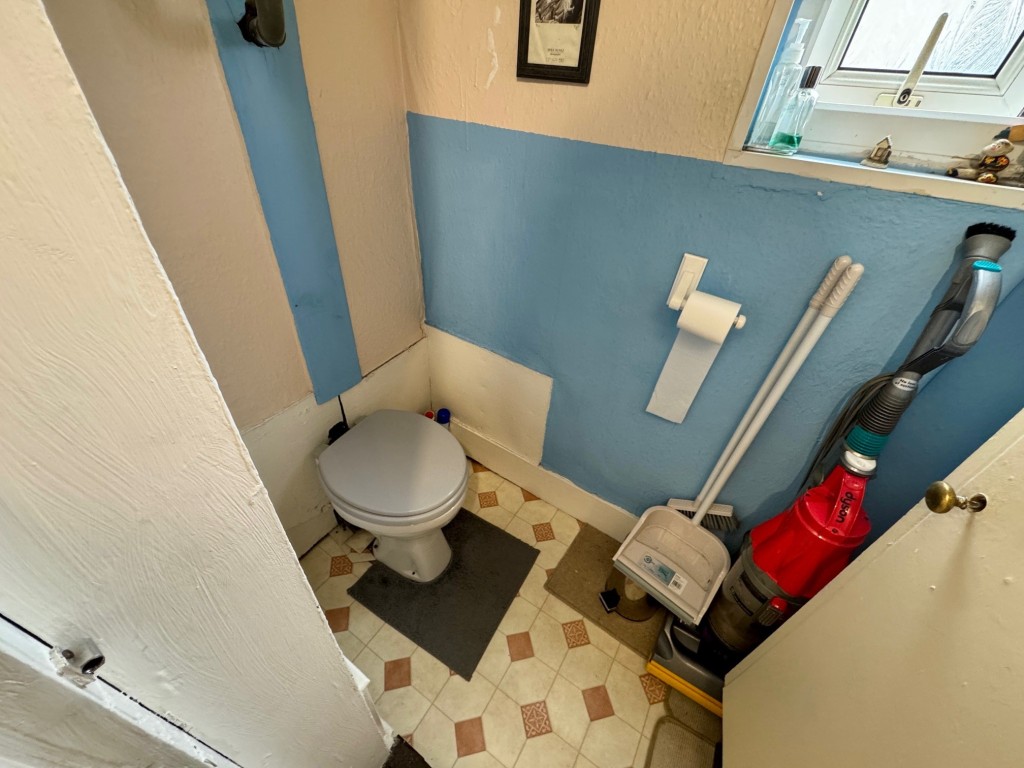 Lot: 169 - TOWN CENTRE FREEHOLD BLOCK OF FOUR FLATS - First floor flat - WC